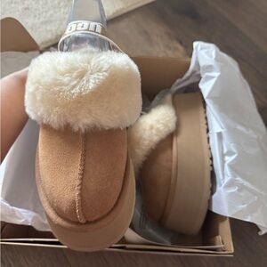 EUC Ugg funkette in chestnut, only worn once and been sitting since